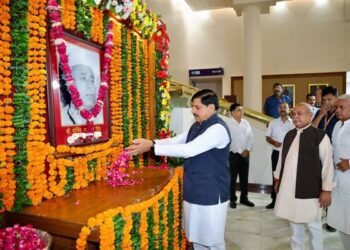 Chief Minister Dr. Mohan Yadav pays floral tribute to late former Chief Minister Govind Narayan Singh