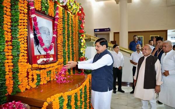 Chief Minister Dr. Mohan Yadav pays floral tribute to late former Chief Minister Govind Narayan Singh
