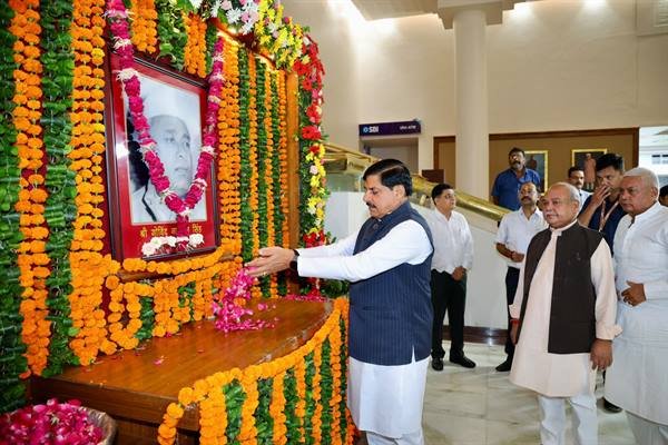 Chief Minister Dr. Mohan Yadav pays floral tribute to late former Chief Minister Govind Narayan Singh
