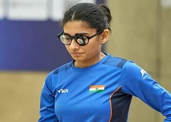 Image of Sainyam receiving the silver medal at the ISSF World Cup