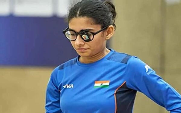 Image of Sainyam receiving the silver medal at the ISSF World Cup