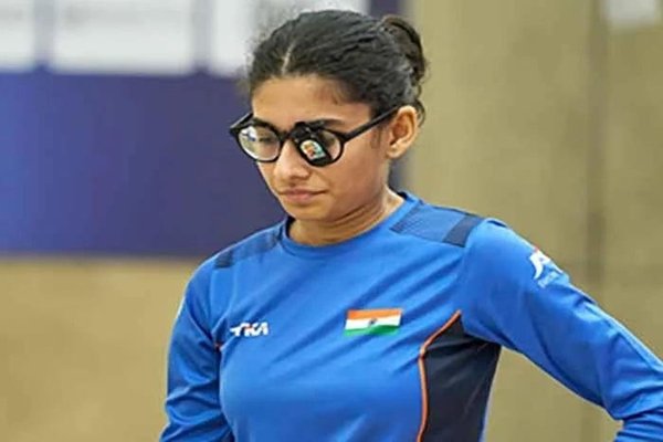 Image of Sainyam receiving the silver medal at the ISSF World Cup