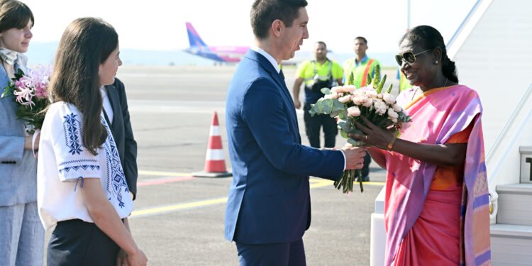 President Droupadi Murmu and President Maia Sandu of Moldova in a meeting