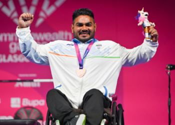 Jhandu Kumar receiving the bronze medal at the Commonwealth Games