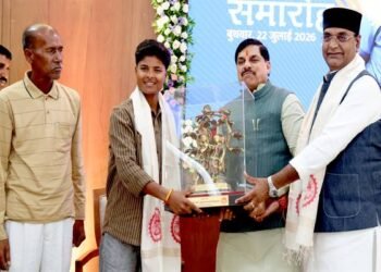 Chief Minister Dr. Mohan Yadav honours Sushri Kranti Goud