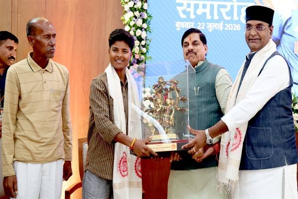 Chief Minister Dr. Mohan Yadav honours Sushri Kranti Goud