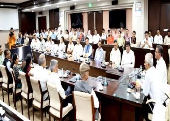Image of the ceremony at Mantralaya marking the change in Madhya Pradesh's Chief Secretary