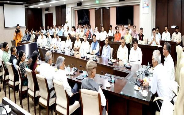 Image of the ceremony at Mantralaya marking the change in Madhya Pradesh's Chief Secretary