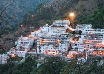 Pilgrims making their way to Shri Mata Vaishno Devi temple