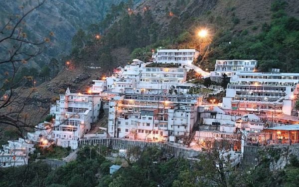 Pilgrims making their way to Shri Mata Vaishno Devi temple
