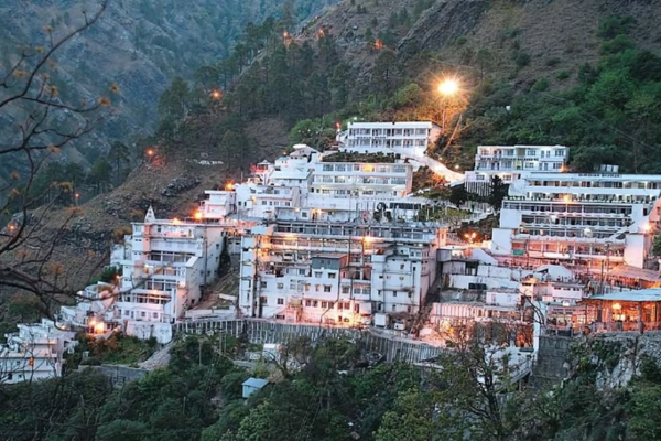 Pilgrims making their way to Shri Mata Vaishno Devi temple