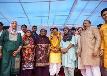 Chief Minister Dr. Mohan Yadav receiving support from various religious communities and social groups at the airport