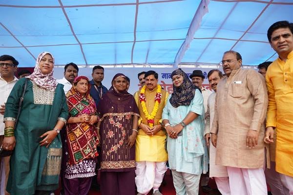 Chief Minister Dr. Mohan Yadav receiving support from various religious communities and social groups at the airport