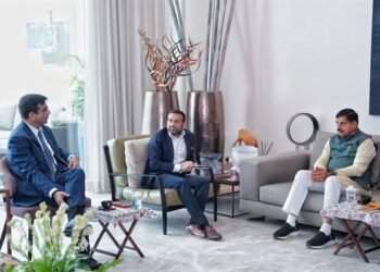 Chief Minister Dr. Mohan Yadav and Arvind Limited Vice Chairman Shri Kulin Lalbhai discussing the industrial expansion