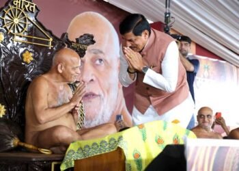 Chief Minister Dr. Mohan Yadav with Acharya Shri 108 Samay Sagar Ji Maharaj during the Kalash Sthapana ceremony