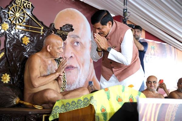 Chief Minister Dr. Mohan Yadav with Acharya Shri 108 Samay Sagar Ji Maharaj during the Kalash Sthapana ceremony