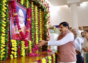 Chief Minister Dr. Mohan Yadav paying tribute to late Pt. Ravishankar Shukla