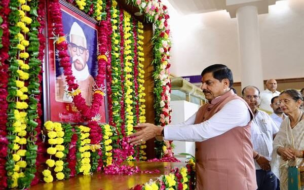 Chief Minister Dr. Mohan Yadav paying tribute to late Pt. Ravishankar Shukla