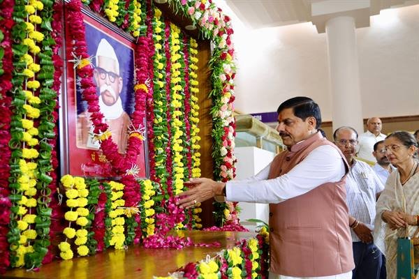 Chief Minister Dr. Mohan Yadav paying tribute to late Pt. Ravishankar Shukla