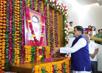Chief Minister Dr. Mohan Yadav paying tribute to late Gulsher Ahmed