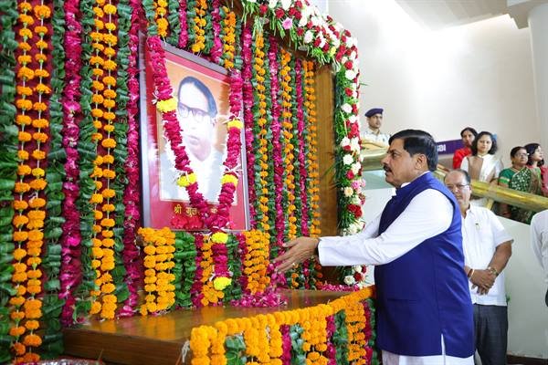 Chief Minister Dr. Mohan Yadav paying tribute to late Gulsher Ahmed