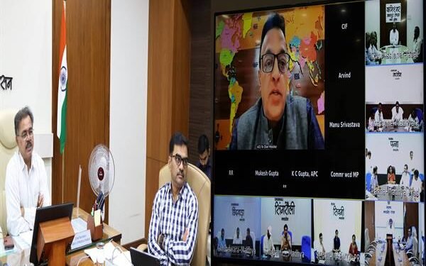 Image of Madhya Pradesh Chief Secretary Ashok Barnwal reviewing feedback for the Jan Vishwas Abhiyan