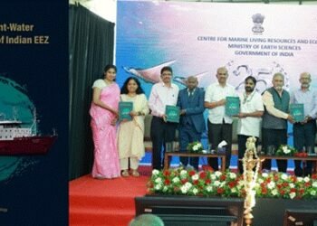 Former Secretary, Ministry of Earth Sciences (MoES), Dr. M. Ravichandran, releasing the National Report on Deep-Sea and Distant-Water Fishery Resources of Indian EEZ during the Silver Jubilee celebrations of the Centre for Marine Living Resources & Ecology (CMLRE), Kochi
