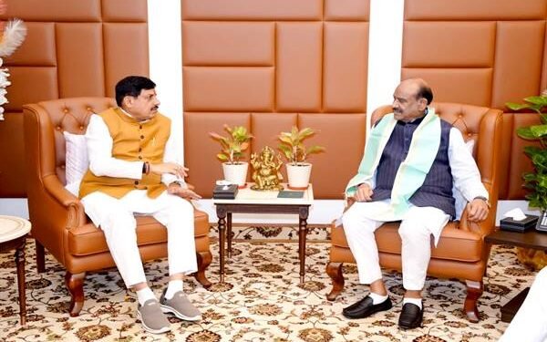 Dr. Mohan Yadav and Lok Sabha Speaker Shri Om Birla shaking hands during the meeting