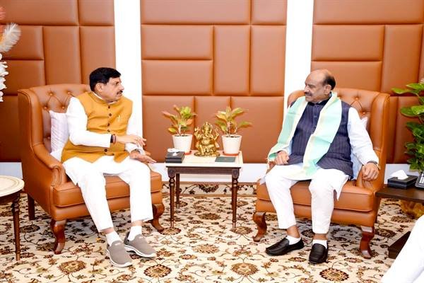 Dr. Mohan Yadav and Lok Sabha Speaker Shri Om Birla shaking hands during the meeting