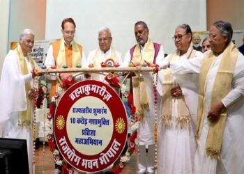 Governor Shri Mangubhai Patel addressing a gathering