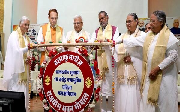 Governor Shri Mangubhai Patel addressing a gathering