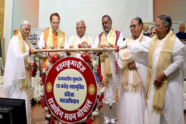 Governor Shri Mangubhai Patel addressing a gathering