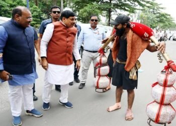 Chief Minister Dr. Mohan Yadav and Shri Babu Patel during the Kanwar pilgrimage in Indore
