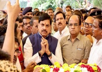 Chief Minister Dr. Mohan Yadav paying tribute to late former minister Paras Chandra Jain