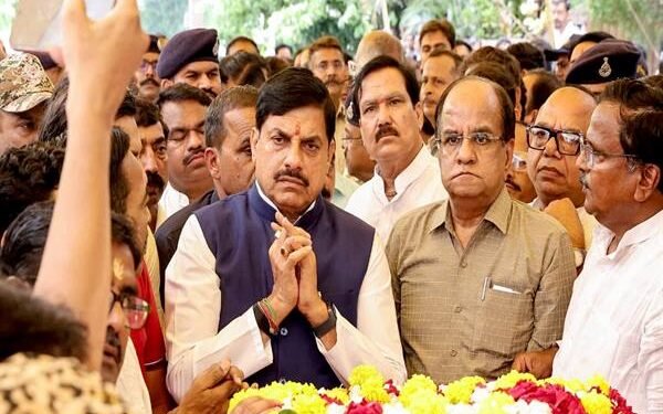 Chief Minister Dr. Mohan Yadav paying tribute to late former minister Paras Chandra Jain