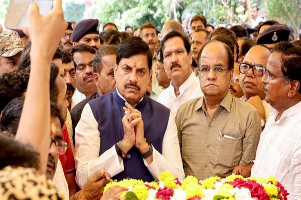 Chief Minister Dr. Mohan Yadav paying tribute to late former minister Paras Chandra Jain