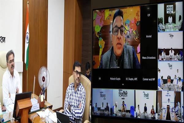 Madhya Pradesh Chief Secretary Shri Ashok Barnwal discussing the Jan Vishwas Abhiyan with district officials