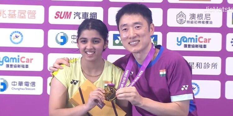 Tanvi Sharma celebrating with the Taipei Open trophy